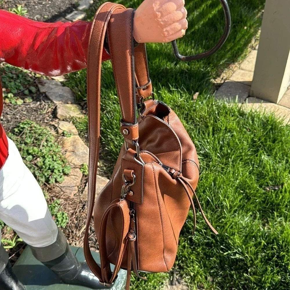 REALER~WOMENS~BROWN~SOFT FAUX LEATHER~SHOULDER BAG~LOTS OF POCKETS~PRE-OWNED~BR